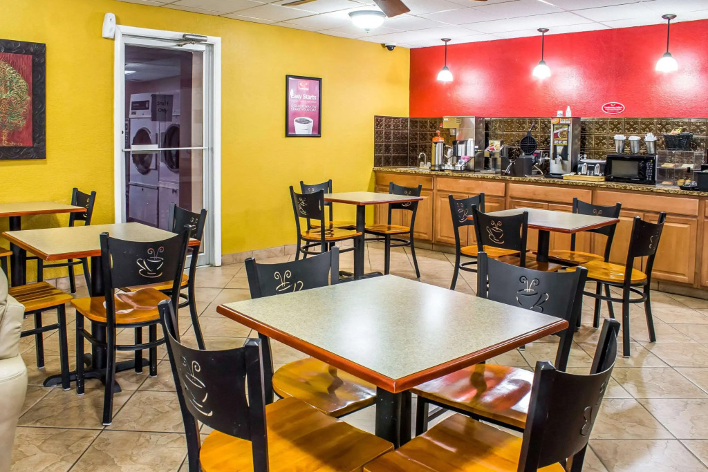 Econo Lodge Inn & Suites Walnut