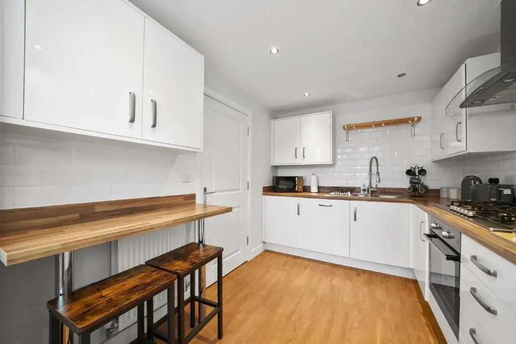 Stylish House with Pool Table, Fast Wifi, Smart TVs with Netflix, Free Parking and Garden by Yoko Property