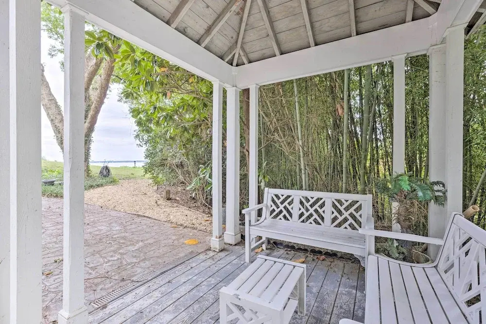 Hot Tub + Private Beach: Waterfront Urbanna Escape