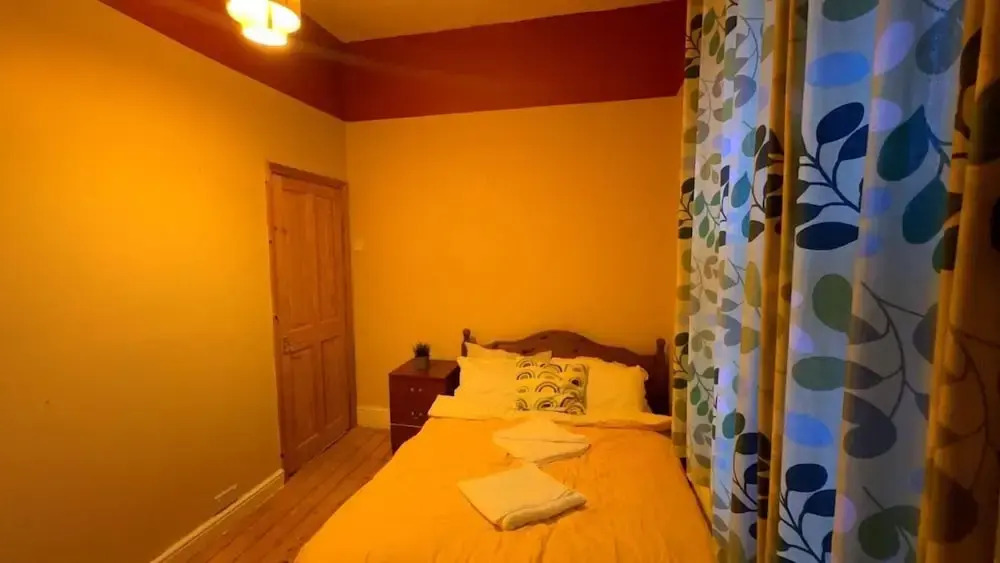 Spacious House- Parking, Garden & Central Location