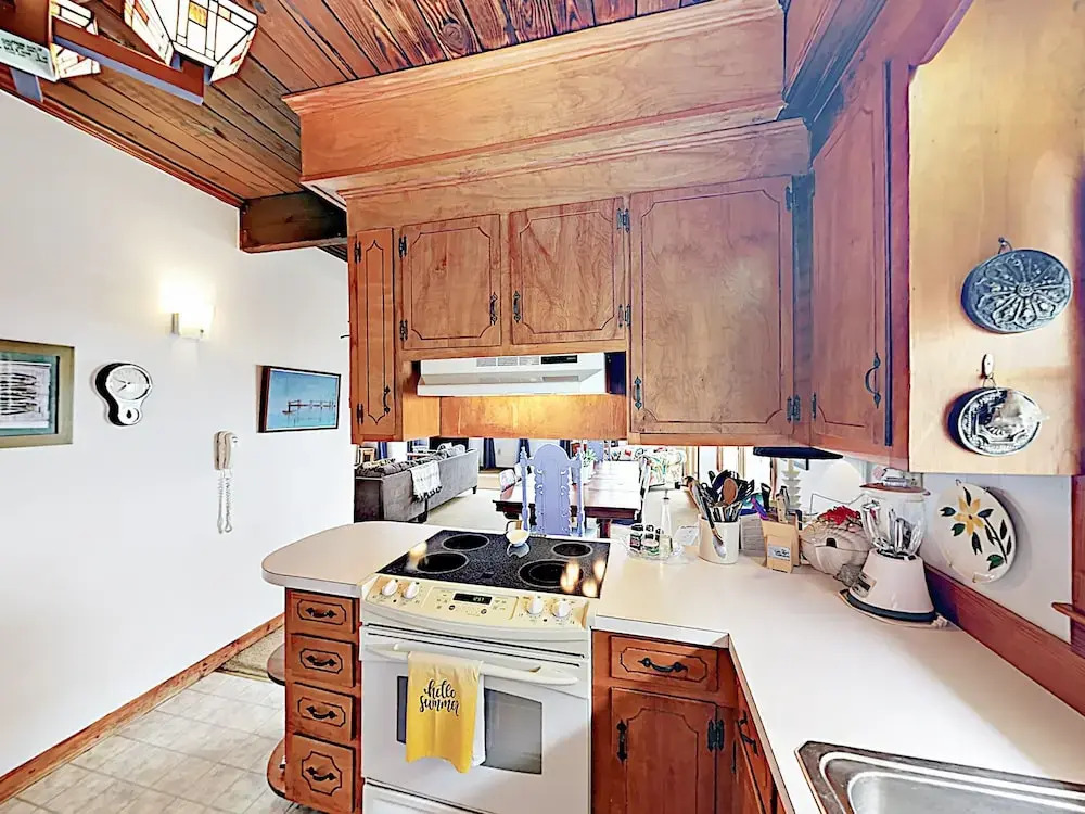 Beachfront Getaway W/ Huge Deck, Classic Interiors Home