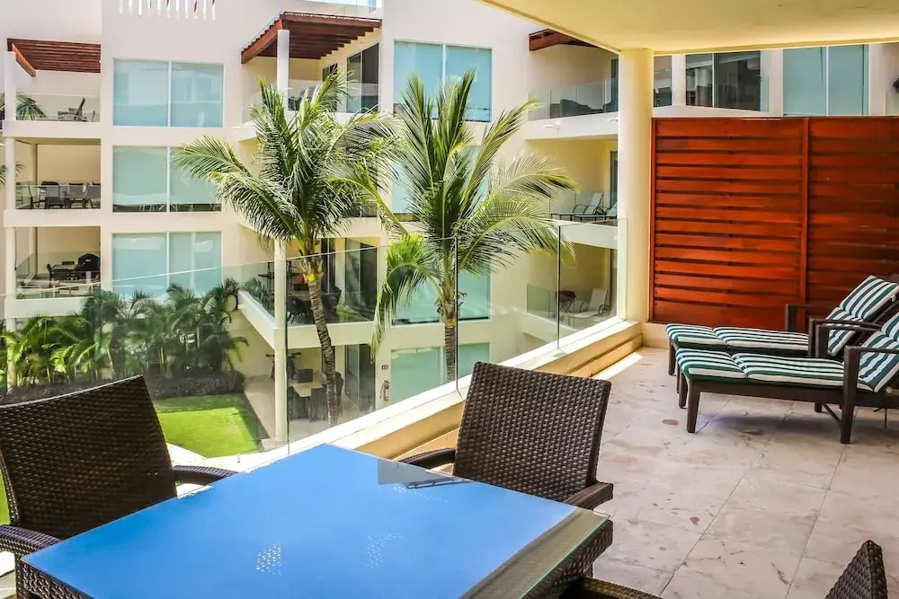 Elements 210 2 Bedroom Condo by Redawning