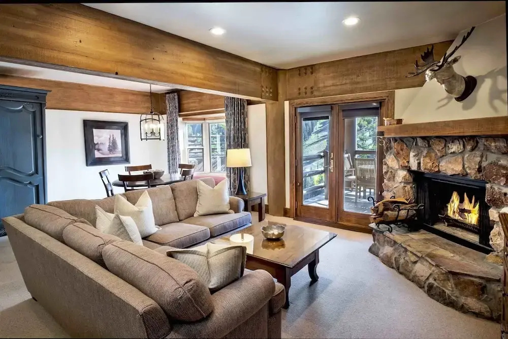Luxury Three Bedroom Suite with Mountain Views and Three Hot Tubs