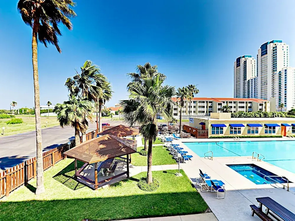 New Listing! Gulf , Steps To Sand & Waterpark 1 Bedroom Condo