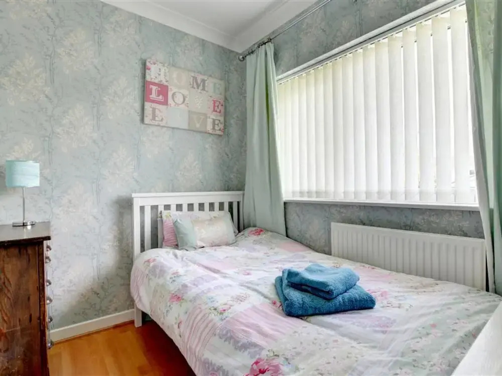 Detached Holiday Home With Beautiful Conservatory, Decorative Fireplace, and Charming Garden