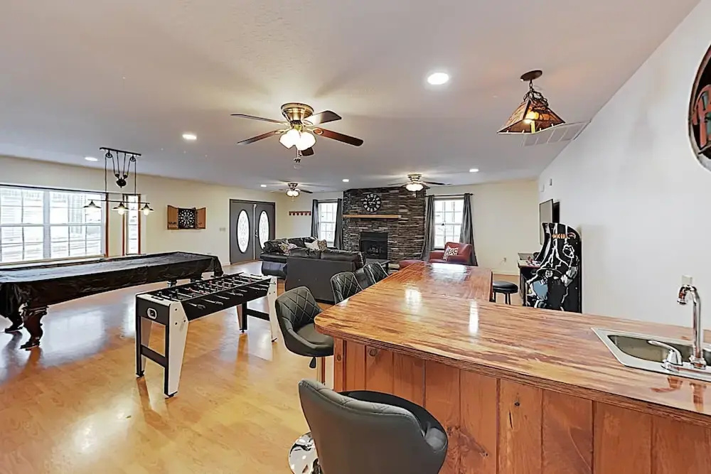 Woodland Haven: Hot Tub, Game Room, Near Downtown 3 Bedroom Home