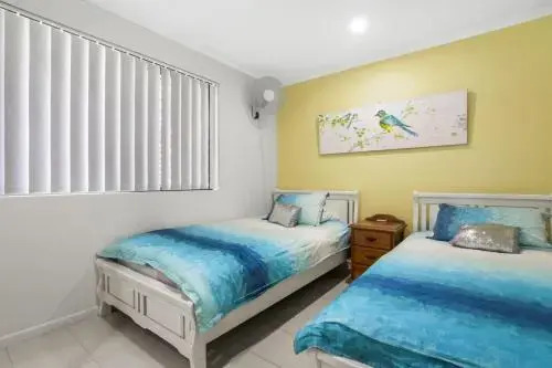 Golden Shores Unit 1, 21 Landsborough Parade