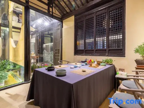 Yueshang Zen Space Homestay (Jinxi Ancient Town)