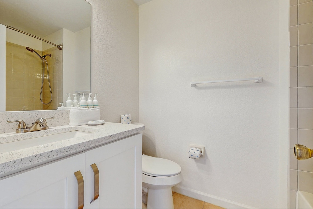 Water View Retreat With Lanai, Heated Pool, Pool Spa, Game Room, & AC