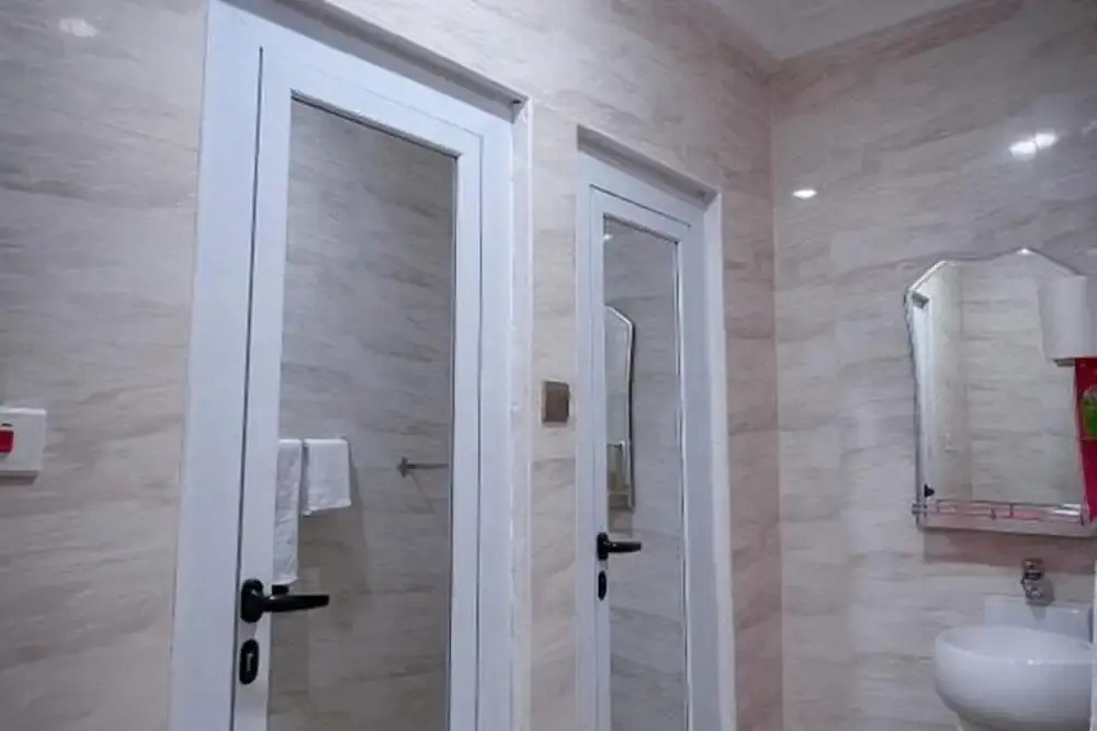 House - Sleeps 10 - Parking - Airport Close