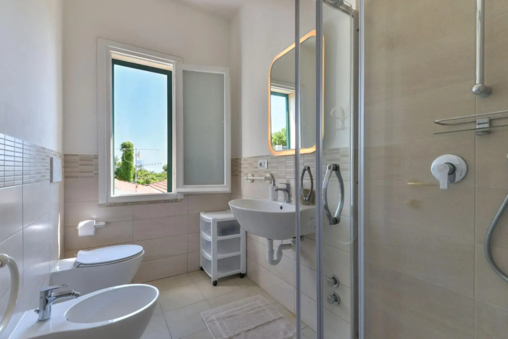 Three-room apartment with separate entrance, with large terrace overlooking the sea-Calipso