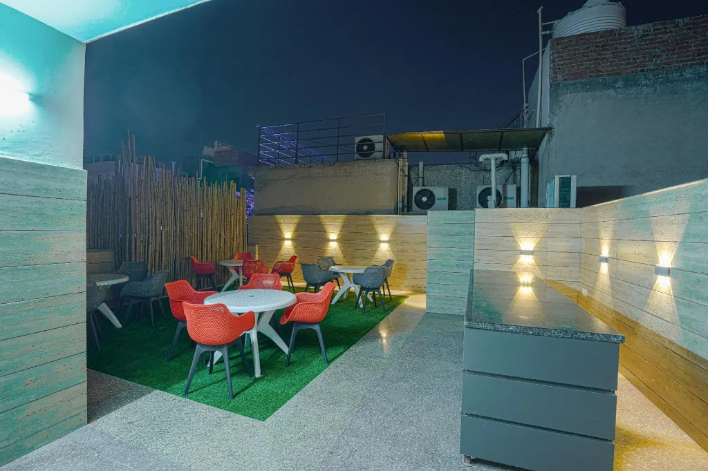 Hotel Aura Grand By Levelup Hotels