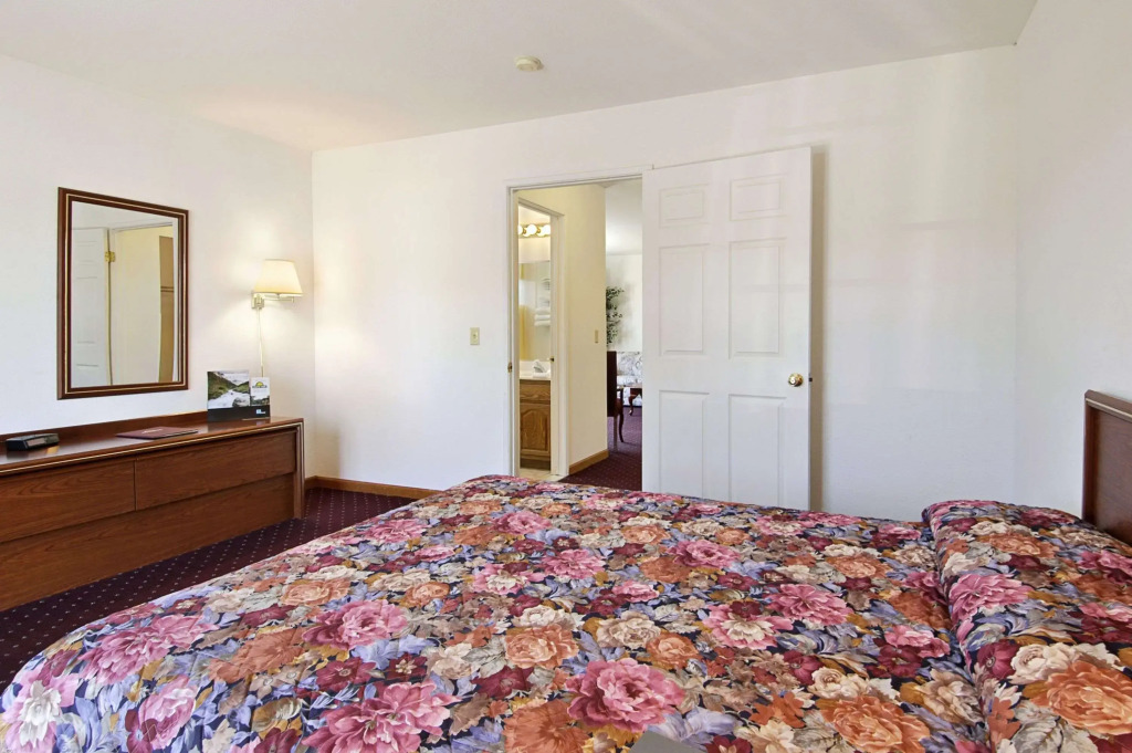 Days Inn & Suites by Wyndham Lolo