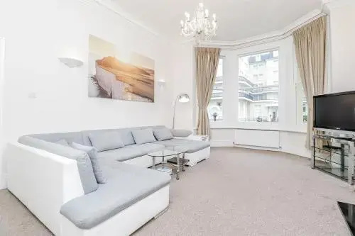 3 Queens Gardens Sea View Apartment