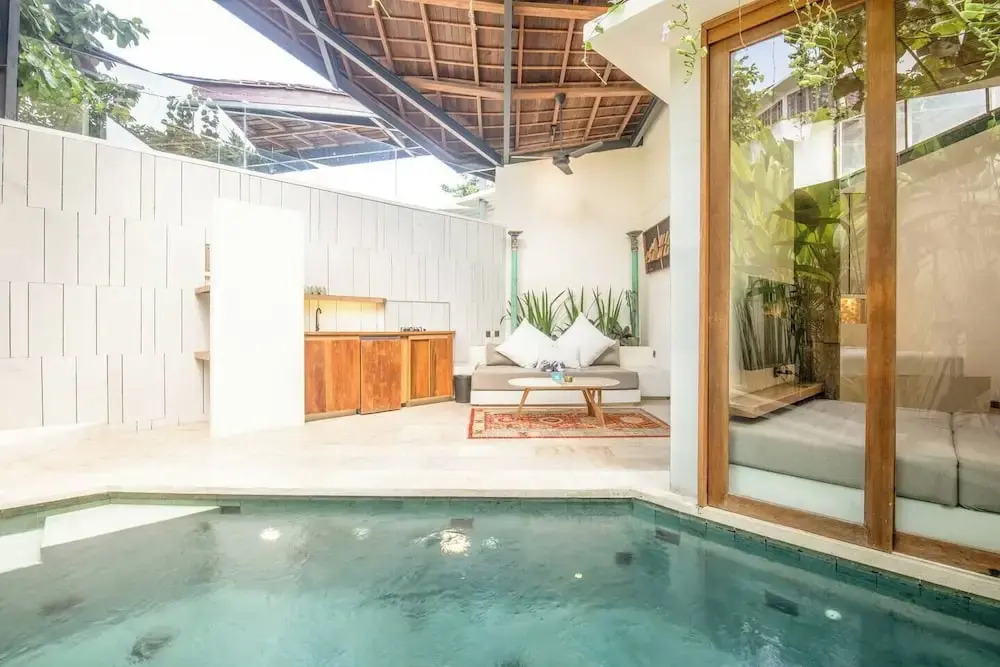 Chic 1-BR Villa with Pool, 4 Mins to Echo Beach