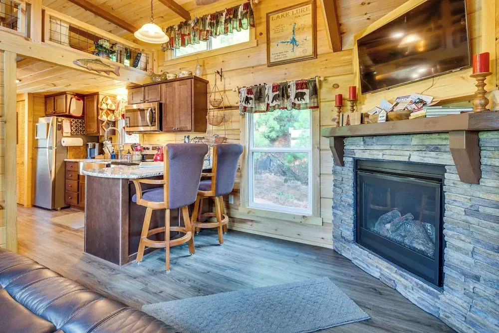 7 Mi to Lake Lure: Mill Spring Cabin w/ Hot Tub