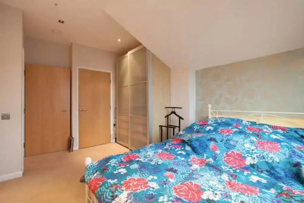 Spacious 2BR Home in Surrey Quays W/terrace
