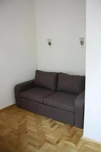 Hostel 12 chairs