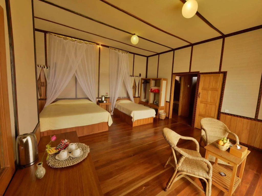 Shwe Inn Tha Floating Resort
