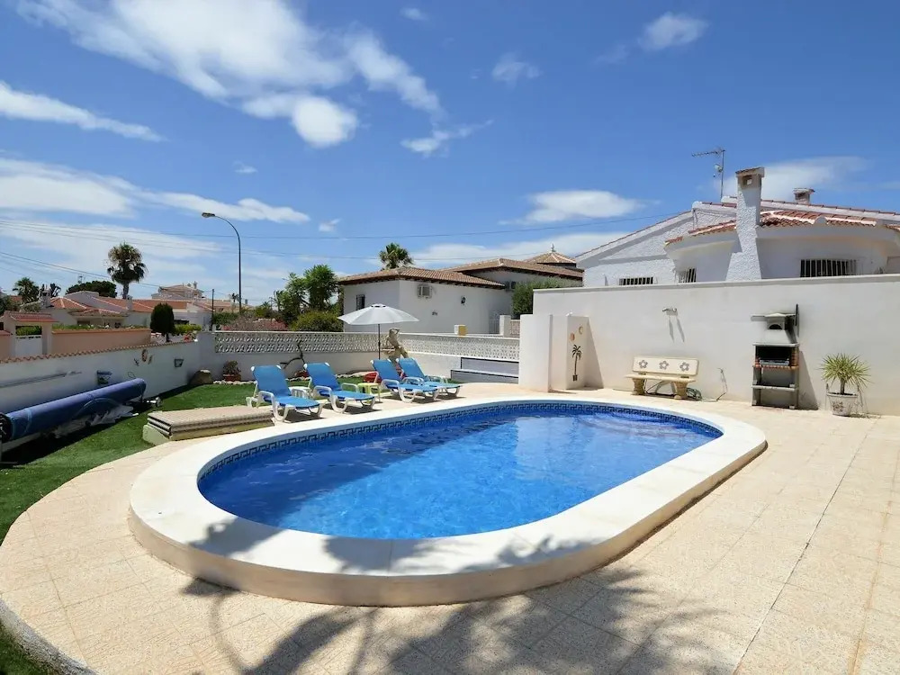 Villa With Private Swimming Pool in Queseda