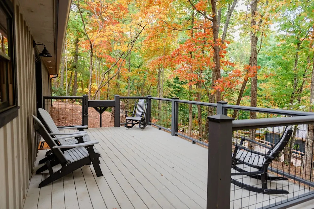 Bigfoots Retreat 2 Bedroom Chalet by RedAwning