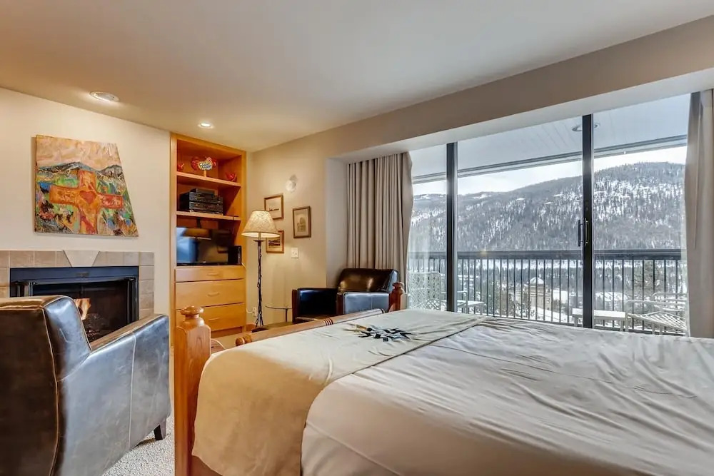 Renovated Studio- Kids Ski Free & On Shuttle Route! Studio Bedroom Condo by RedAwning