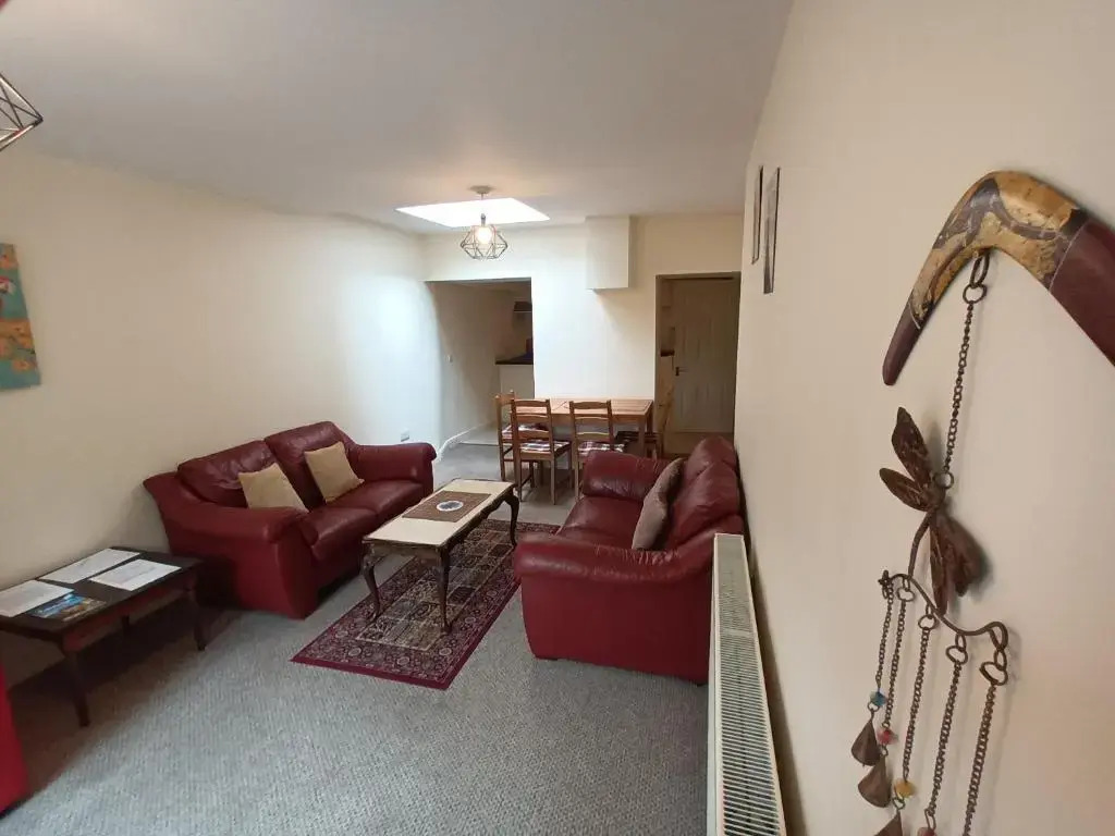 Central Modern Apartment with Free Parking And Private Garden