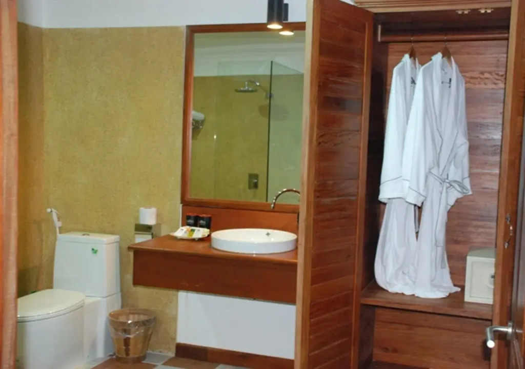The Suite By Royal Crown Hotel