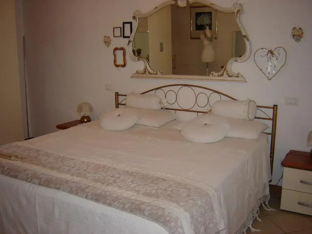 CASA DEL SOLE APPARTAMENTO N° 2 WHITE AND GOLD ROOM