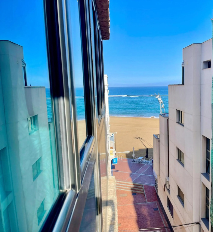 Hierro 19 Las Canteras Beach. Parking Available
