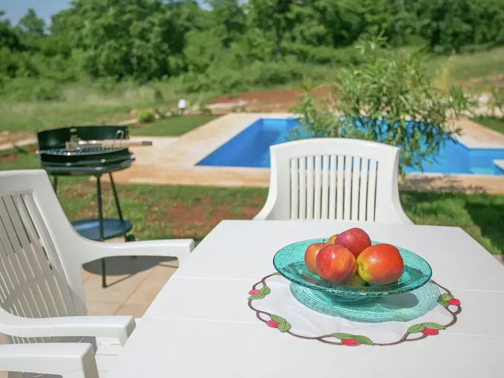 Family House in Quiet Peacefull Location, Private Pool and BBQ in Garden
