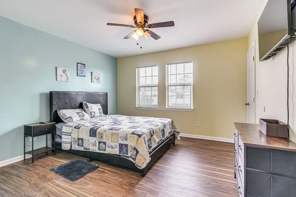 1 Mi to Pleasure Pier! Group Retreat w/ 2 Units