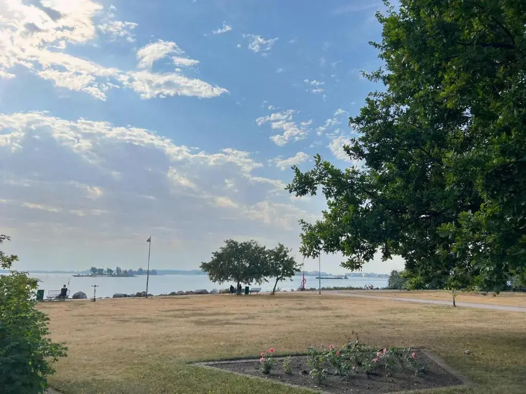 Oceanic & trendy two bedroom apartment with FREE parking