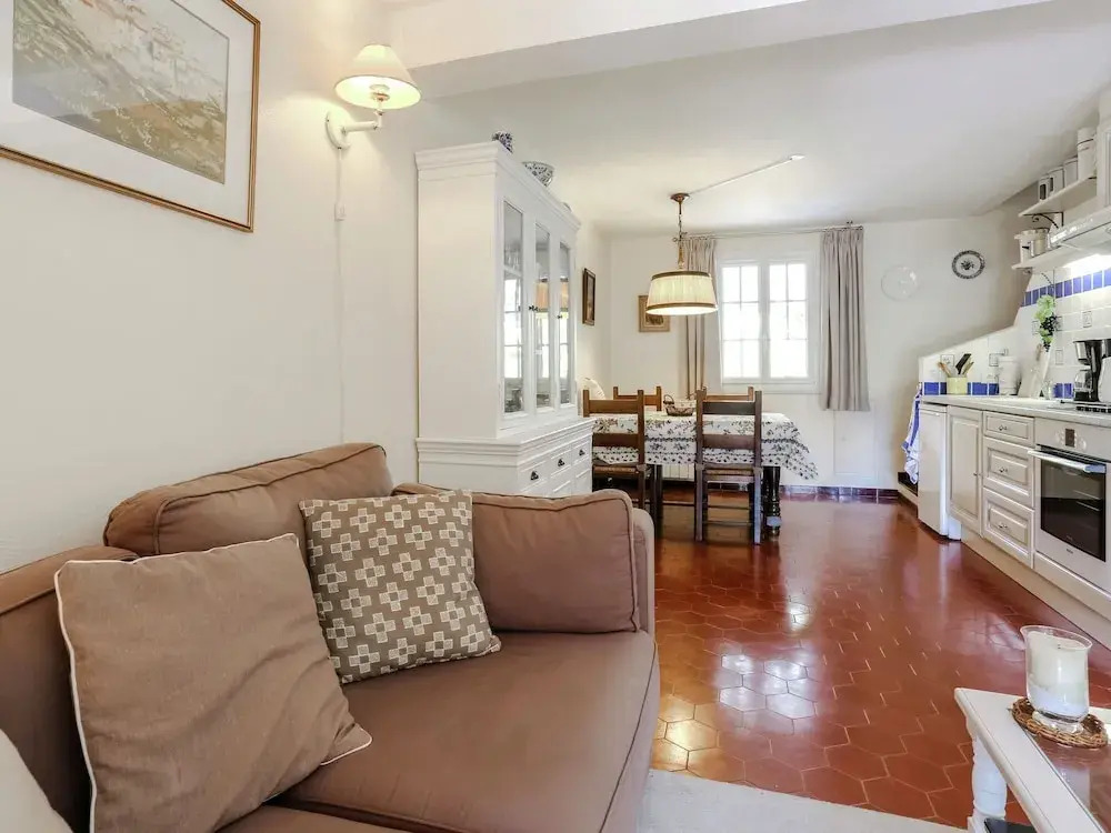 Classy Holiday Home with Swimming Pool, BBQ, Terrace, Garden