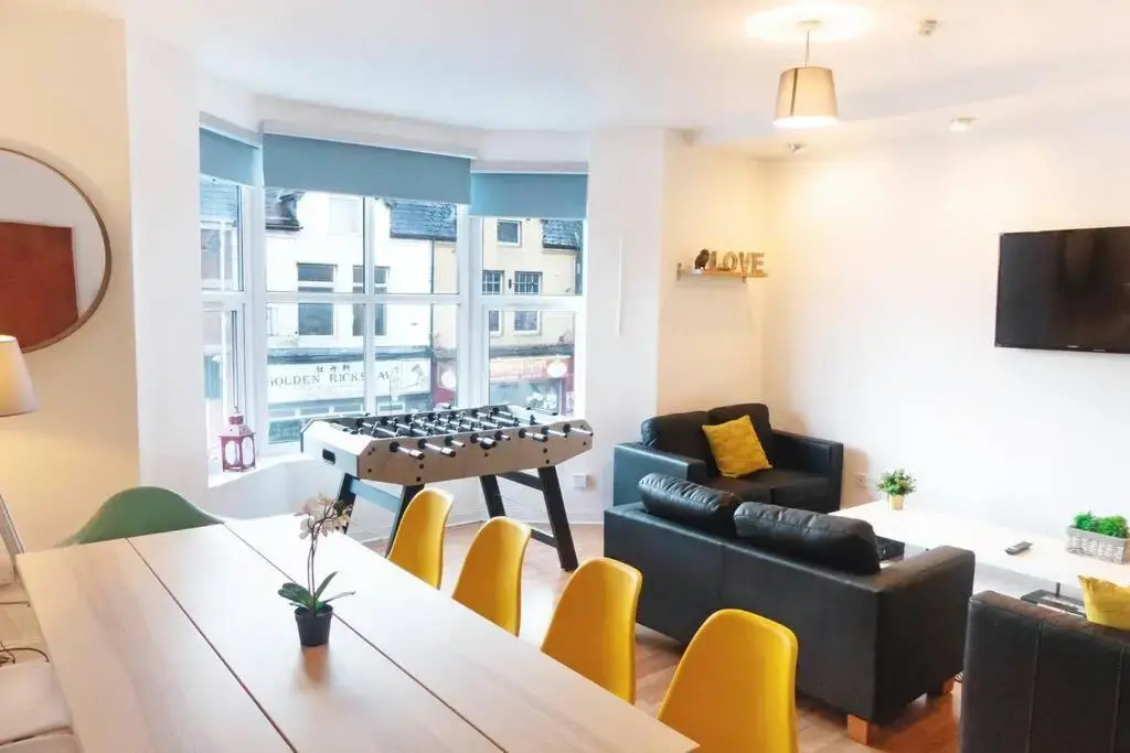 Apartment up to 9 close to Centre, big TV and WiFi