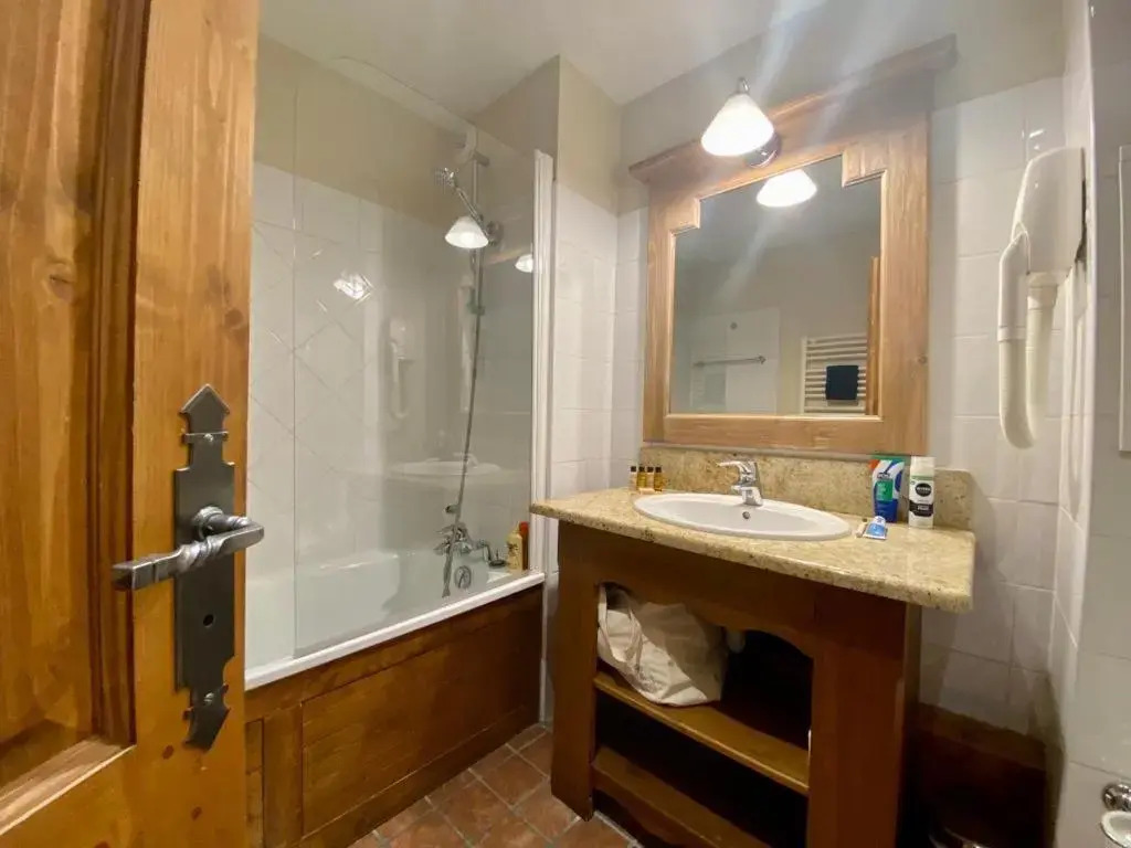 Stunning Mountain Views & Fireplace - 2 Bed, sleeps 8, Top Floor Duplex Apartment, Arc 1950