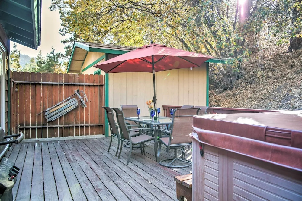 Serene Cabin w/ Hot Tub < 1 Mi to Bear Mountain!