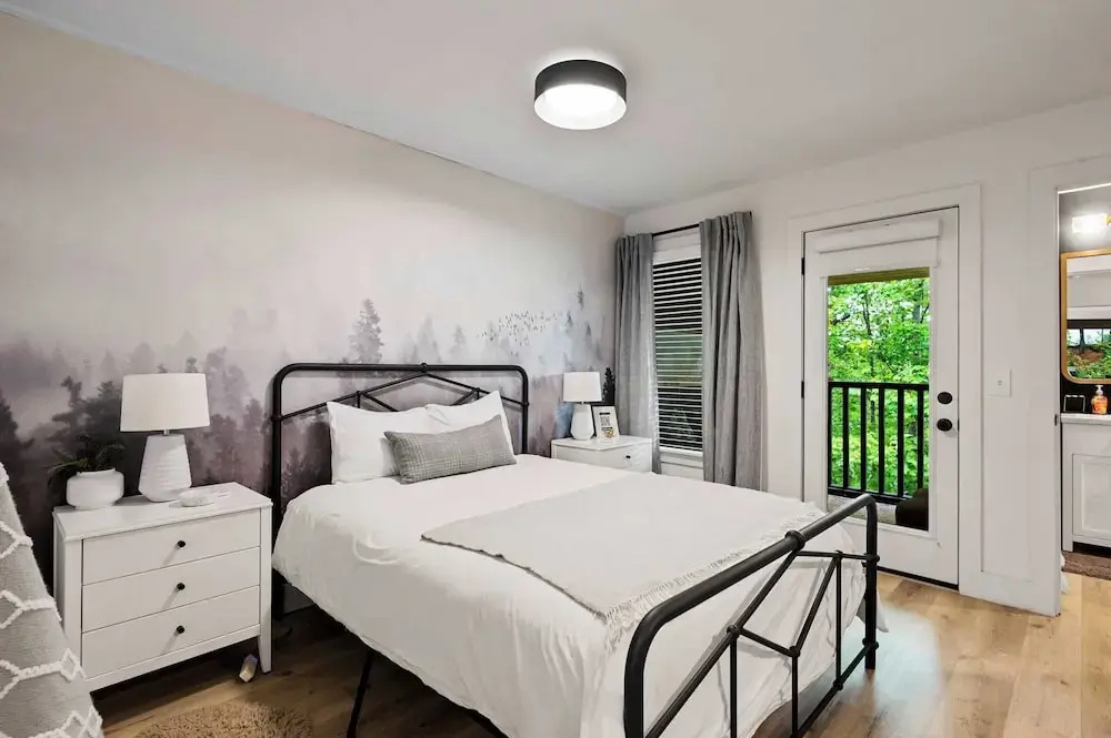 Arcade, Playground, Indoor Pool, Hot Tub, Firepit Minutes From Dollywood & National Parks 2 Suites at Firefly Mountain Lodge by Avantstay