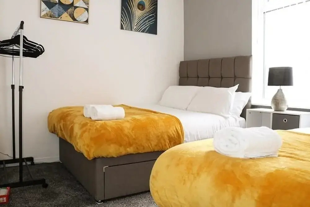 Modern Liverpool House Sleeps 12 Netflix