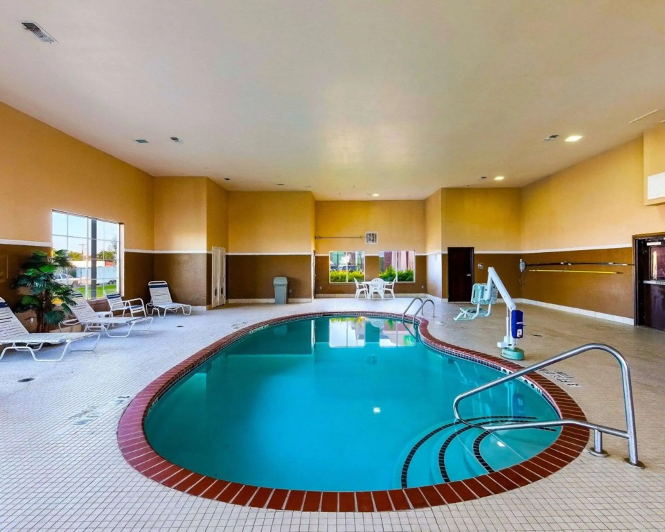 Comfort Suites University