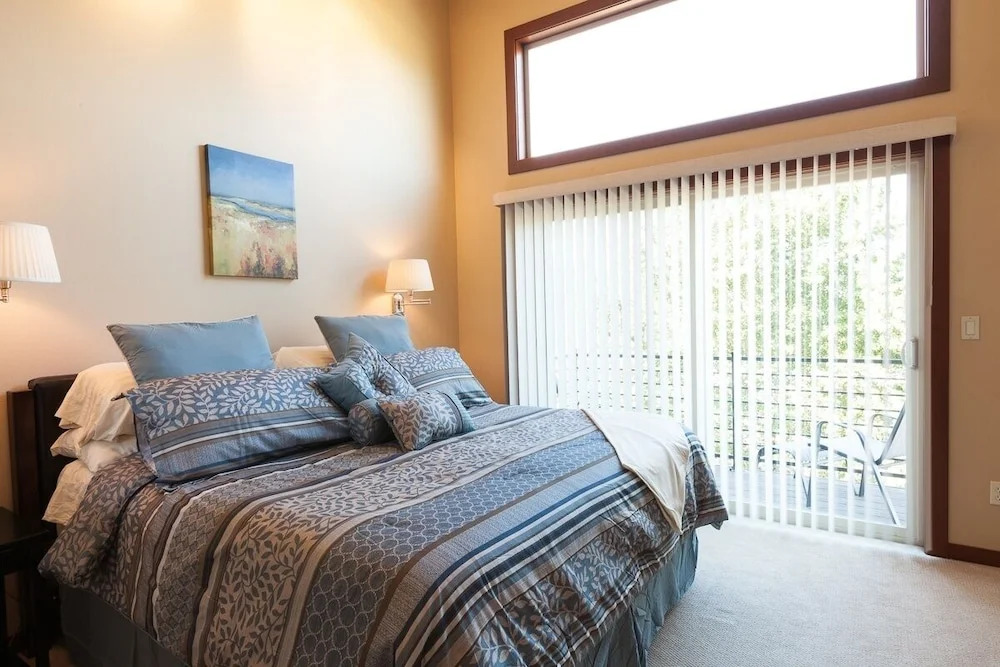 NEW Condo Downwider with Hot Tub, Minutes Away from The Columbia River Gorge by RedAwning