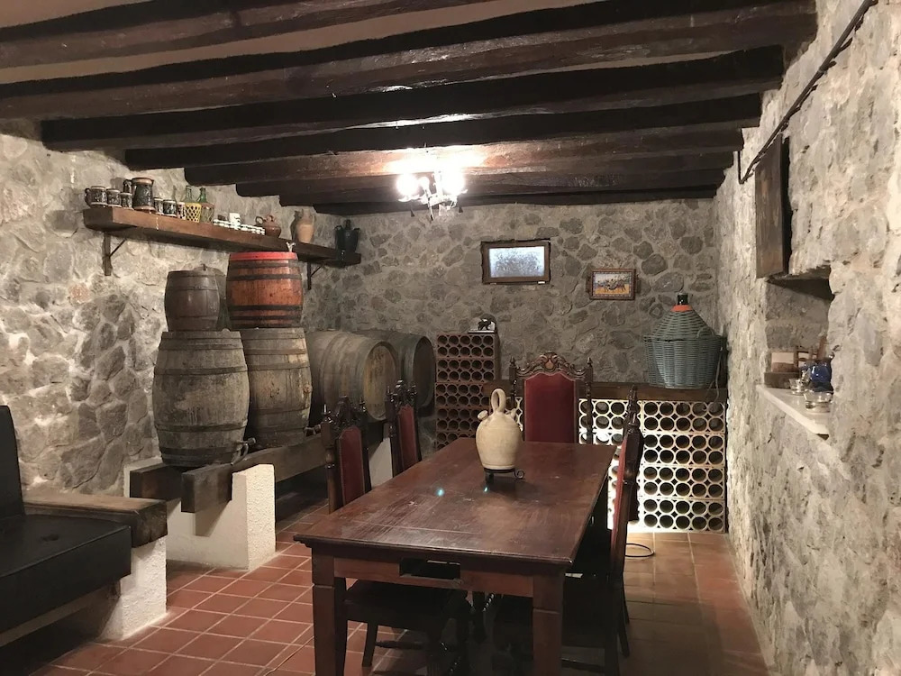 Spacious villa in Can Trabal with private pool and jacuzzi 980 m²