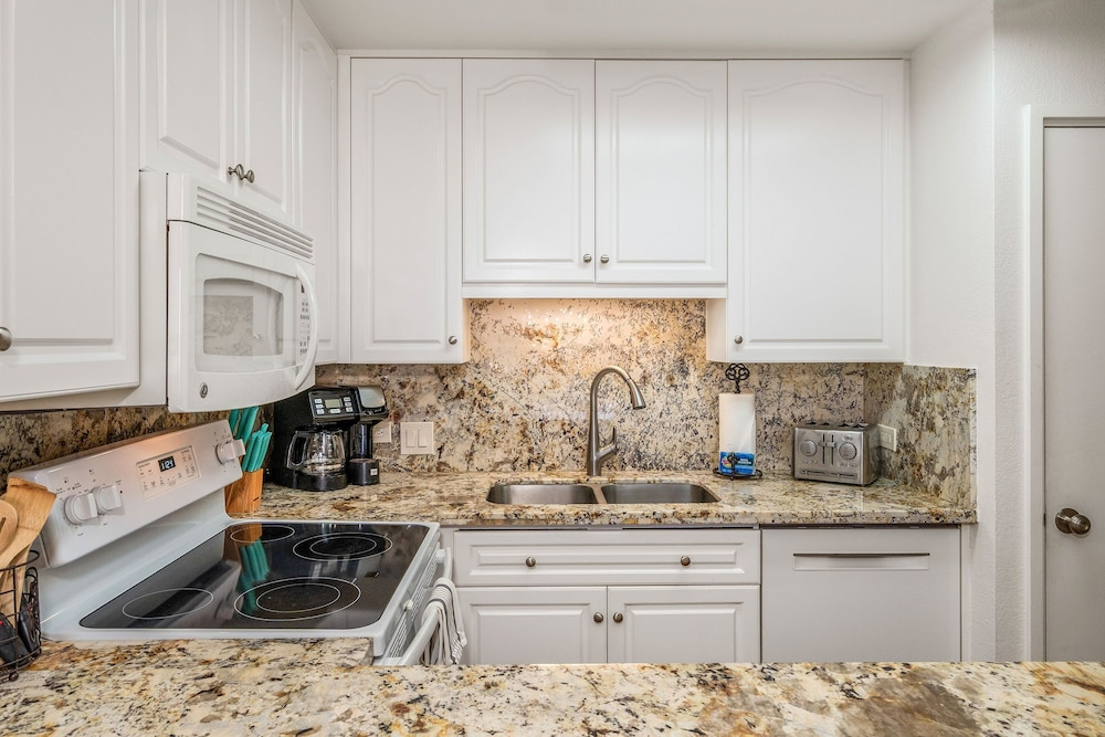 Kamaole Sands 7-405 - Stunning Renovation, Large Lanai, Ocean Views, Split AC!