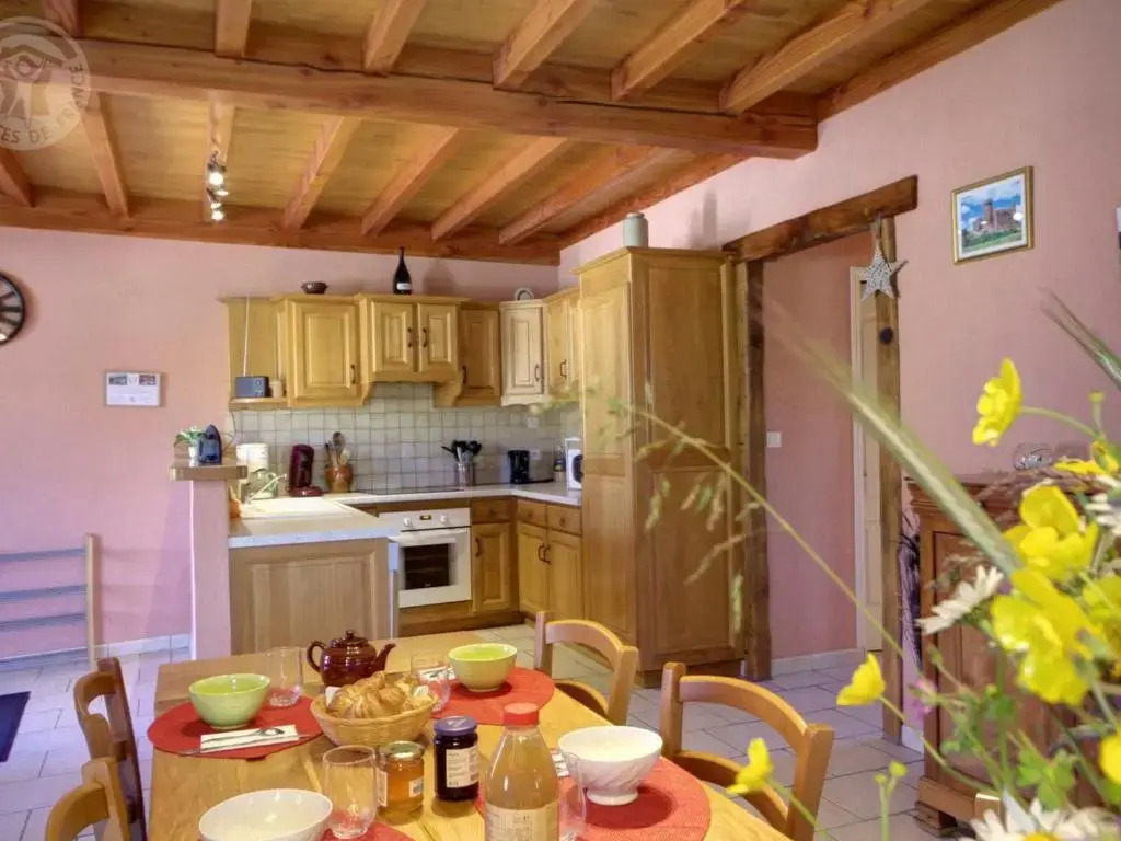 Gîte spacieux au cœur de la nature avec cheminée et activités extérieures - FR-1-496-36
