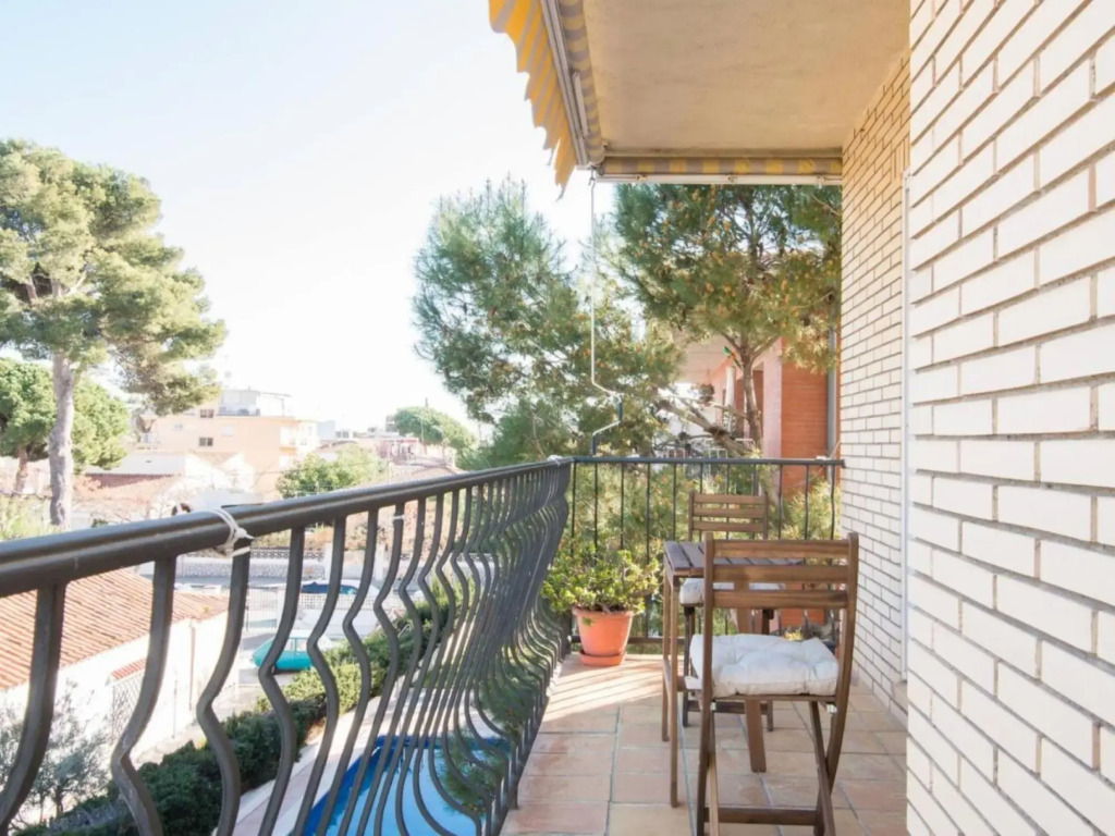 Sunny Apartment 3 Blocks to the Beach