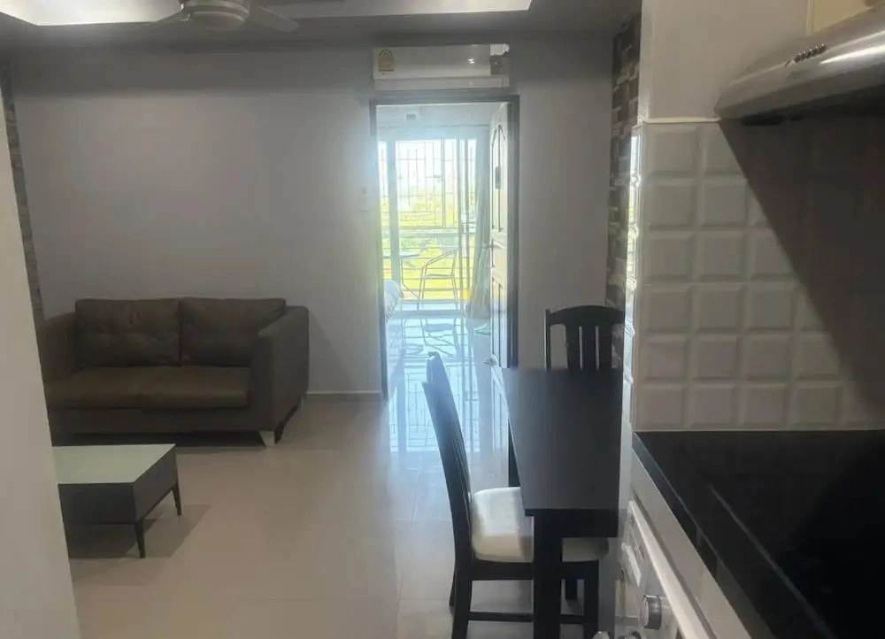 Large Condo Middle of Jomtien, Near the Beach 42m2