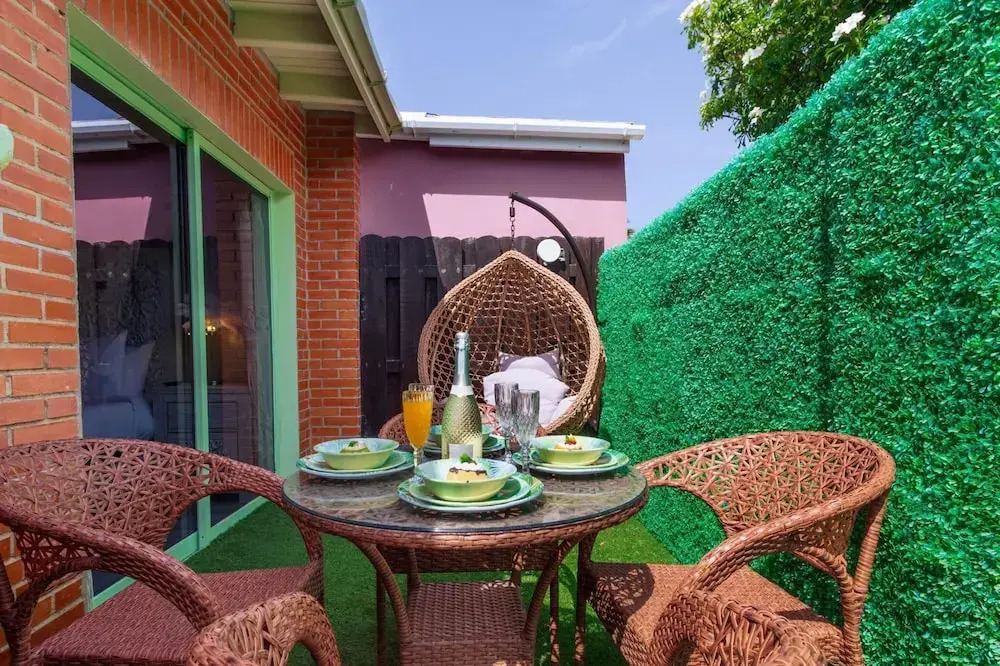 Flamingo Suite 1BR 1BA Apt w Pool Parking
