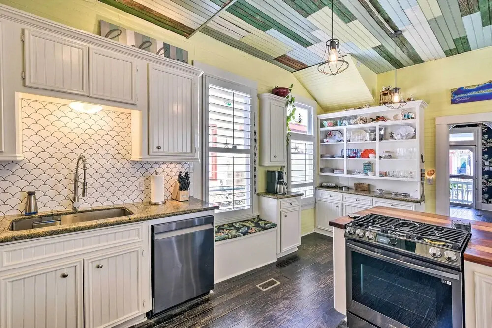 Historic Galveston Hideaway, Walk to the Beach!