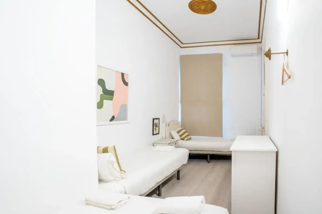 Placa Catalunya V Charming and Exquisite 5Bd Apartment with Large Balcony