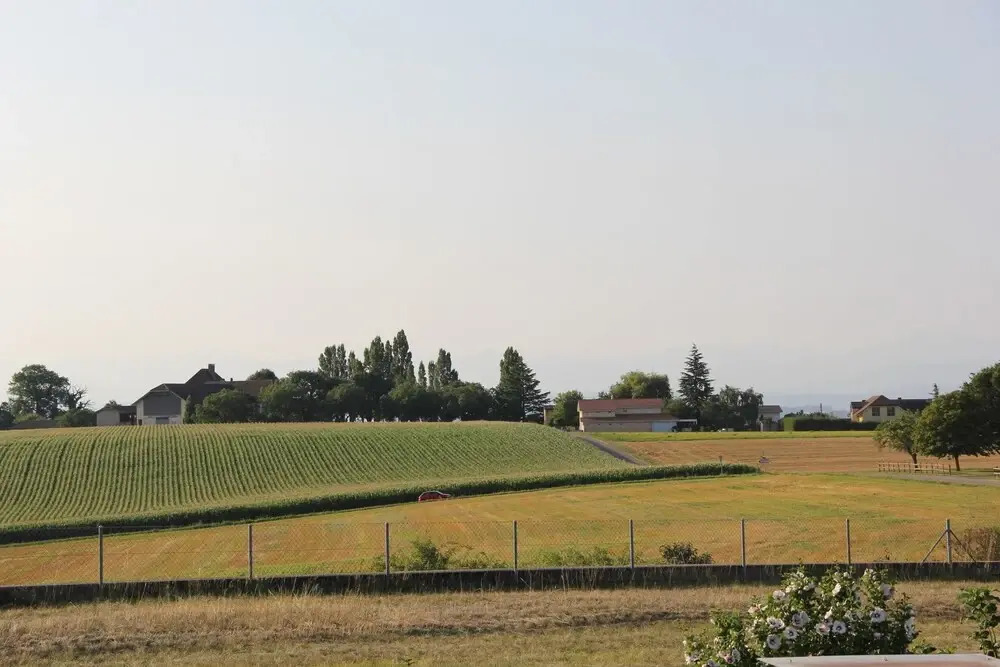 Studio in Bevaix, With Pool Access, Enclosed Garden and Wifi
